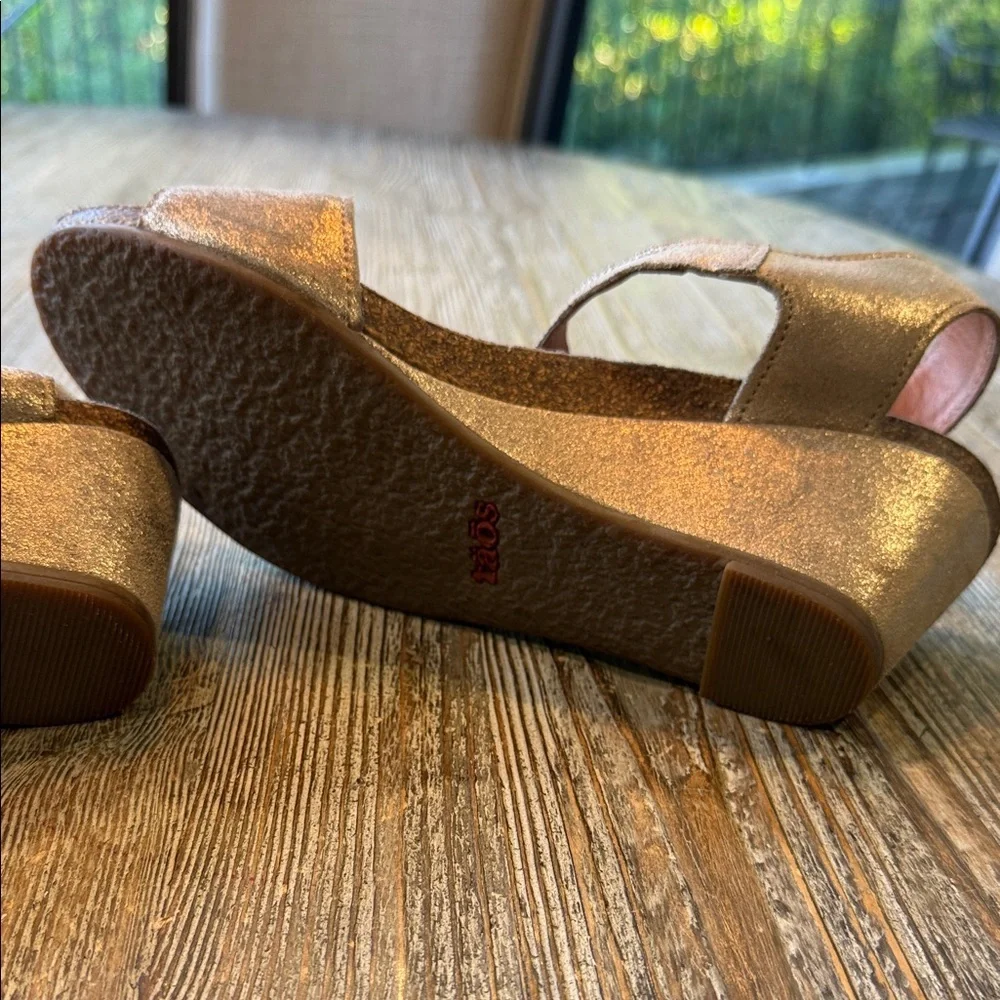 Taos Gold Carousel 2 Wedge Sandals 39/ 8